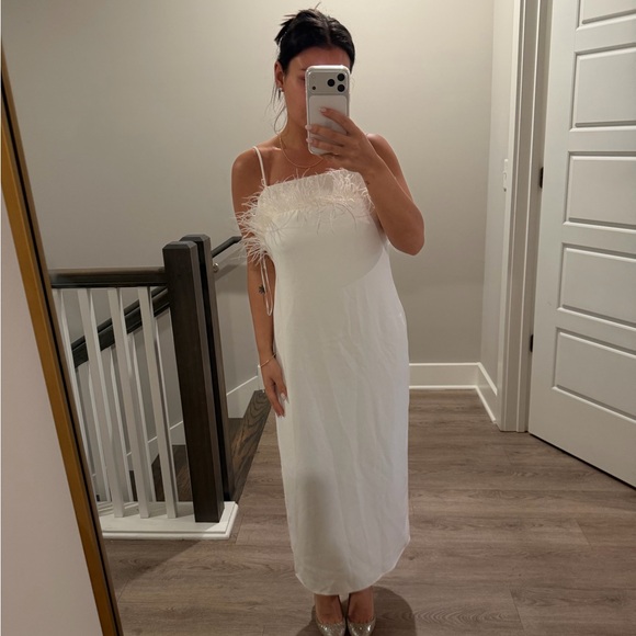 Elliatt Dresses & Skirts - Elliatt White Midi Dress with Feather Detail